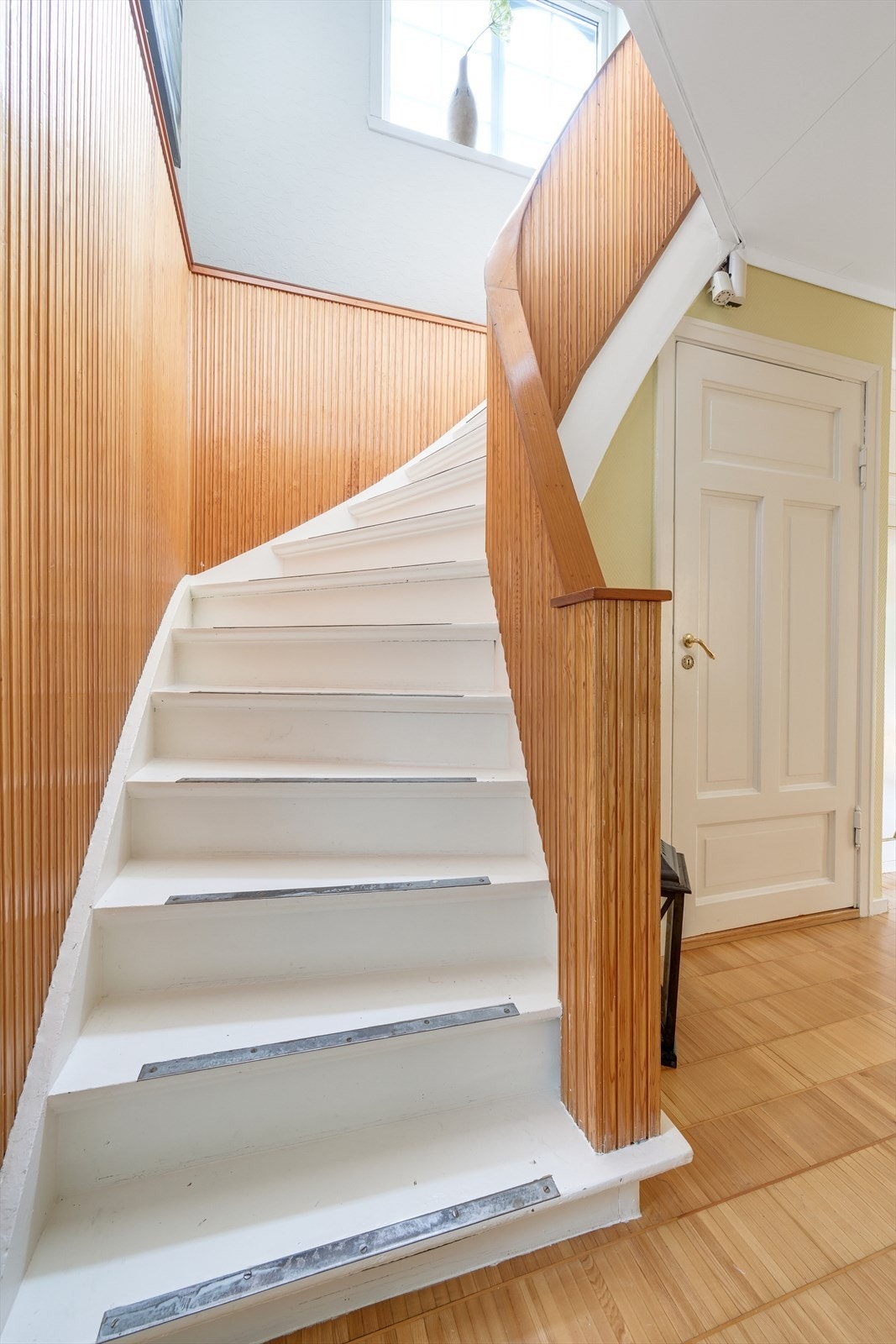 Flott trapp til 2. etasje. Galleribilde