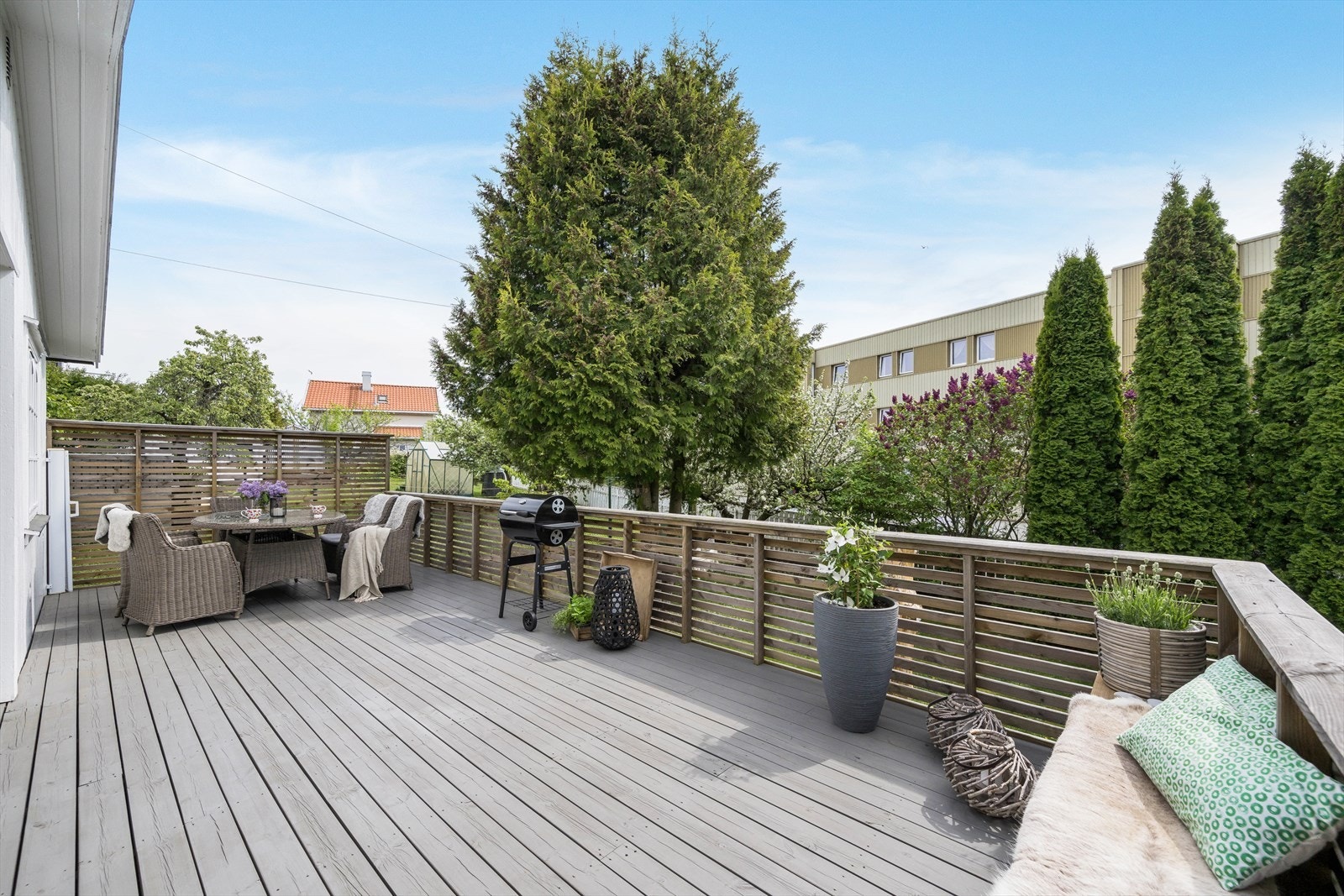 Sydvendt veranda med utgang fra stue. Galleribilde