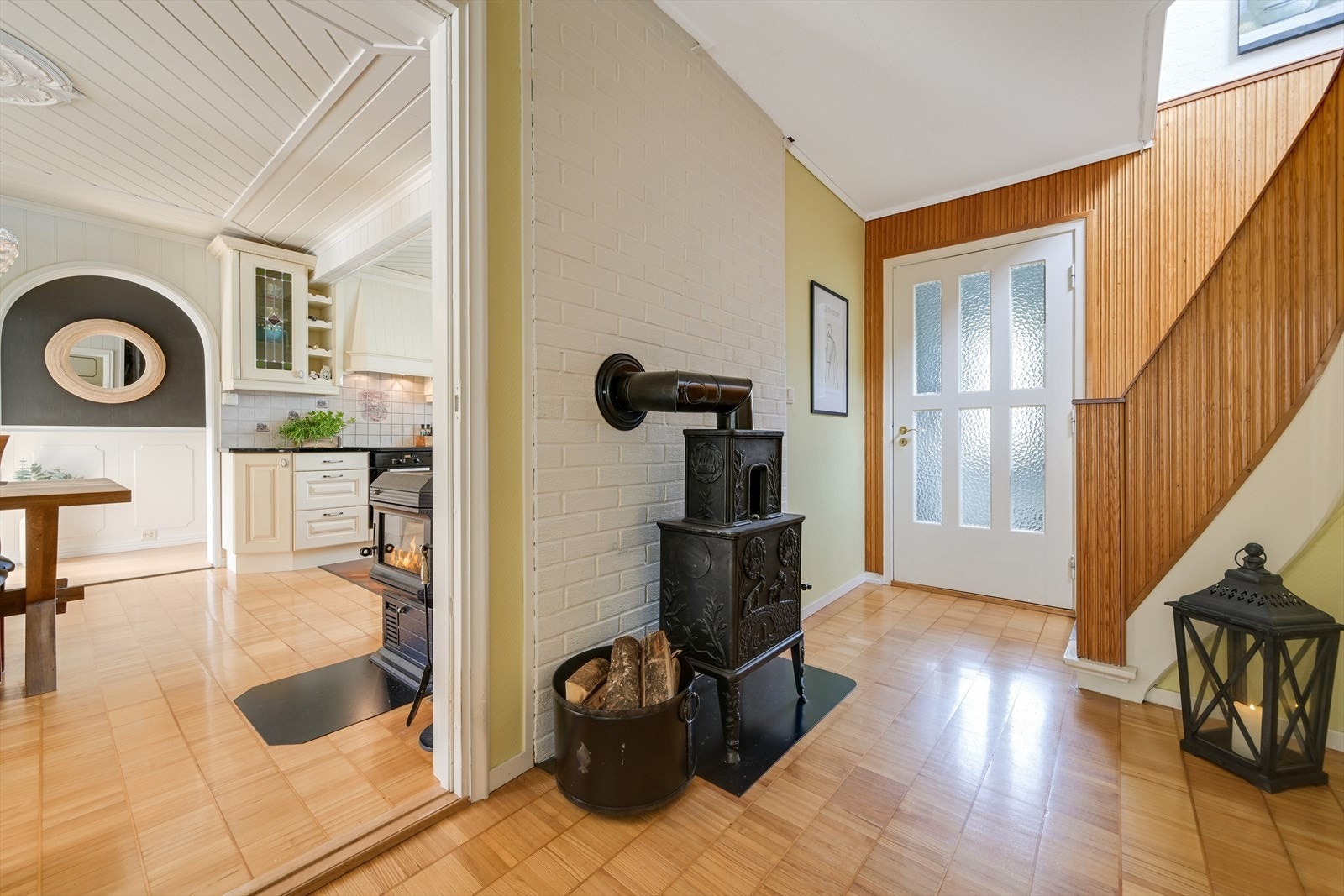 Entré med flott trapp til 2. etasje og vedkamin. Galleribilde