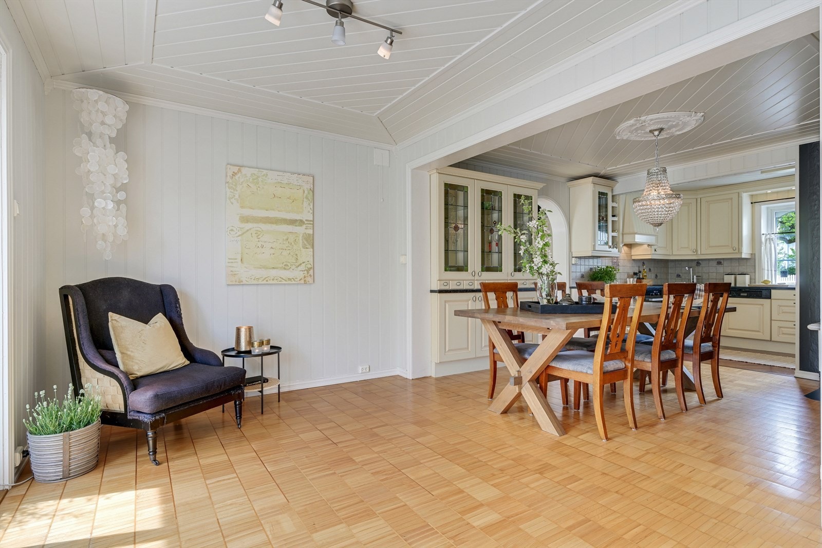 Spisestue med godt med plass til skyvedør til veranda til venstre utenfor bildet. Galleribilde