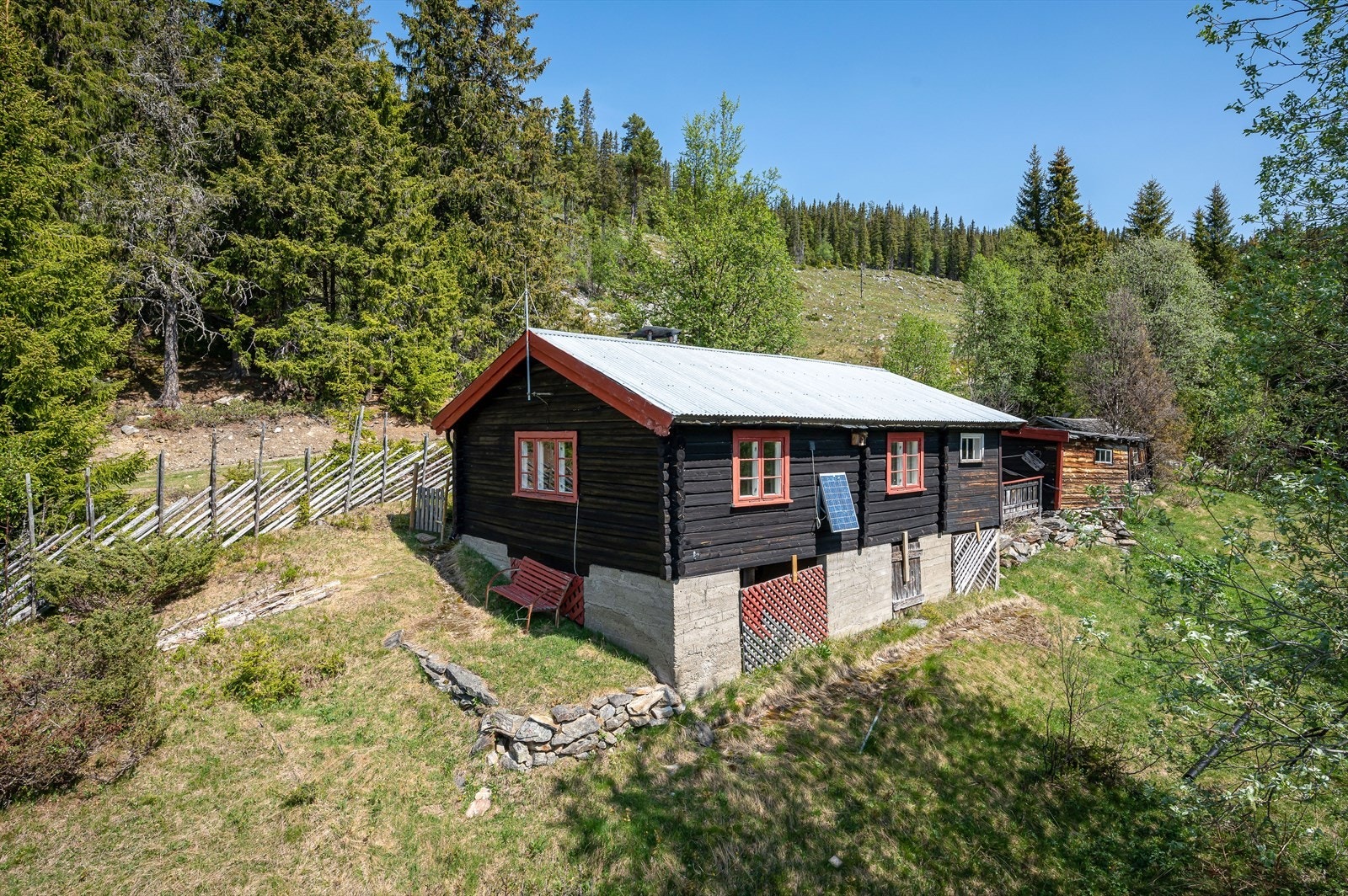 Hytta har gråsteinsmur med kryperom. Galleribilde