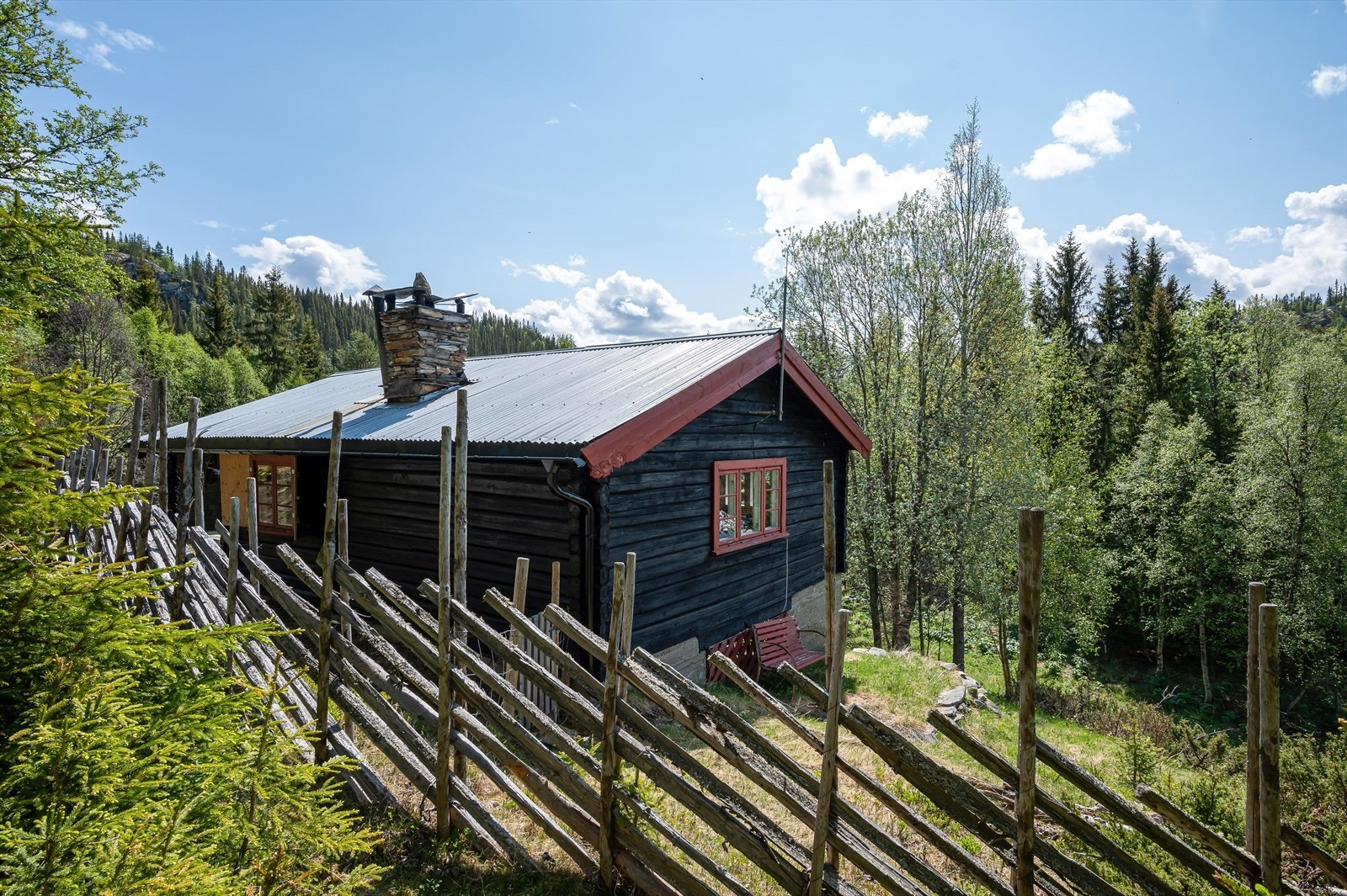 En liten tømmerhytte uten innsyn Galleribilde