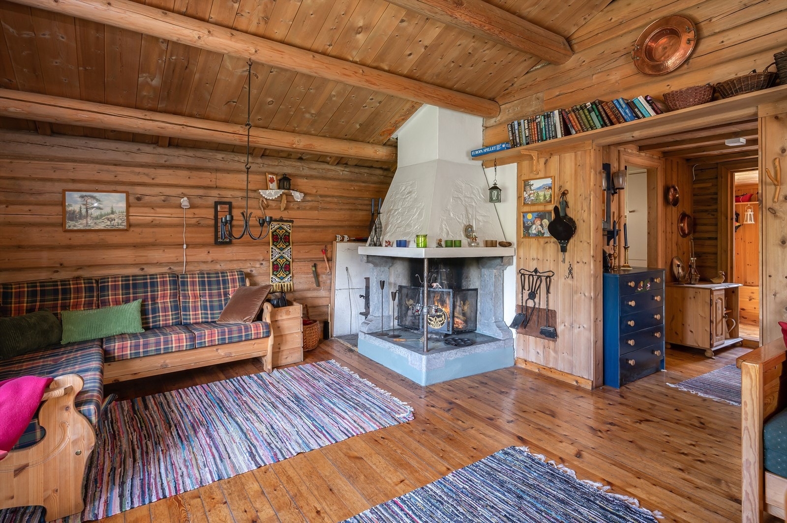 Åpen peis i kleberstein. Kleberstein holder på varmen også etter ilden er slukket. I tillegg er det vedovn ved siden av. Galleribilde
