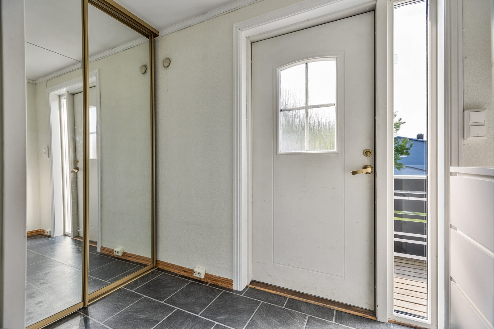 Entré med romslig skyvedørsgarderobe