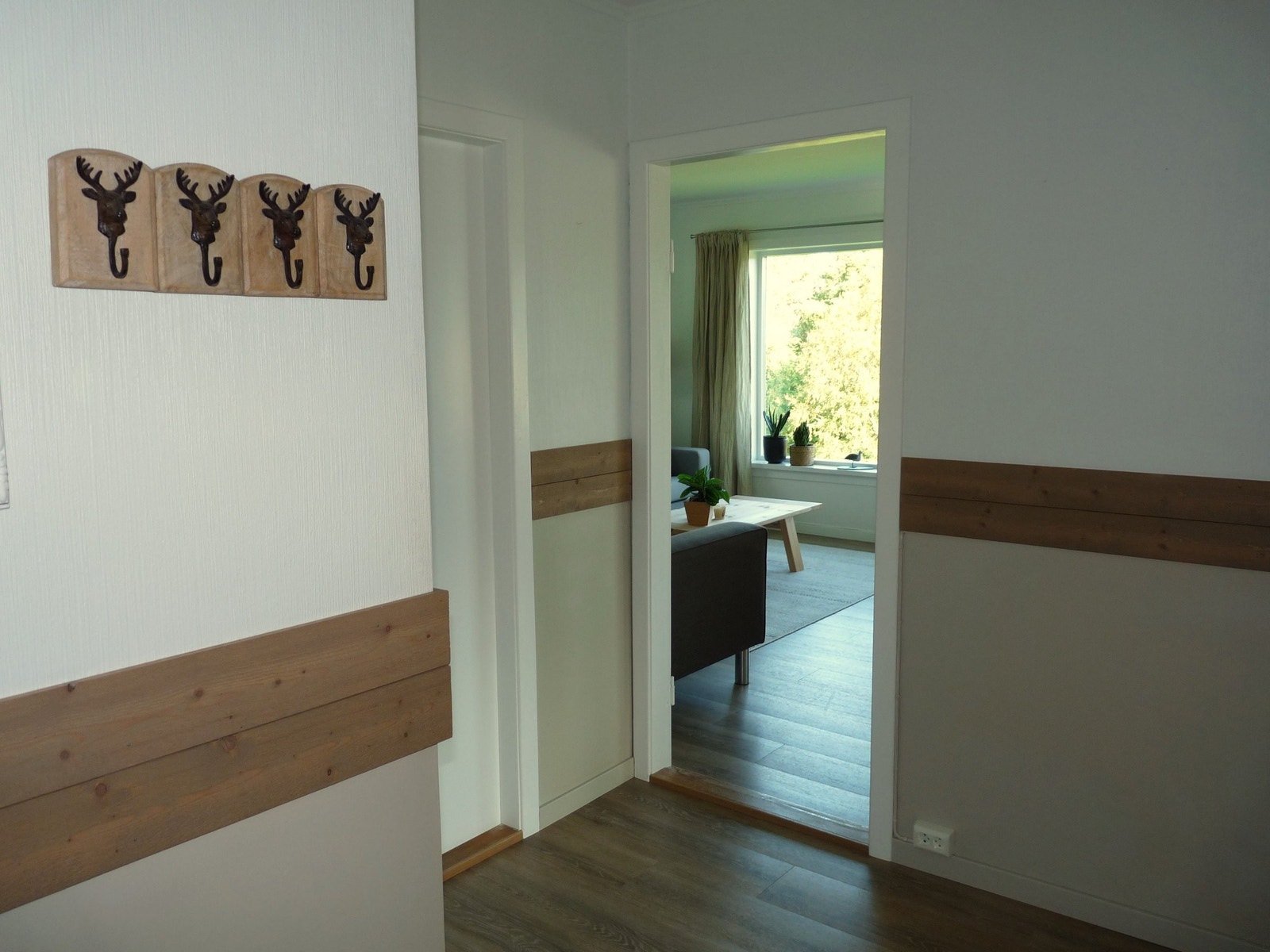mellomgang til entré, stue/kjøkken Galleribilde
