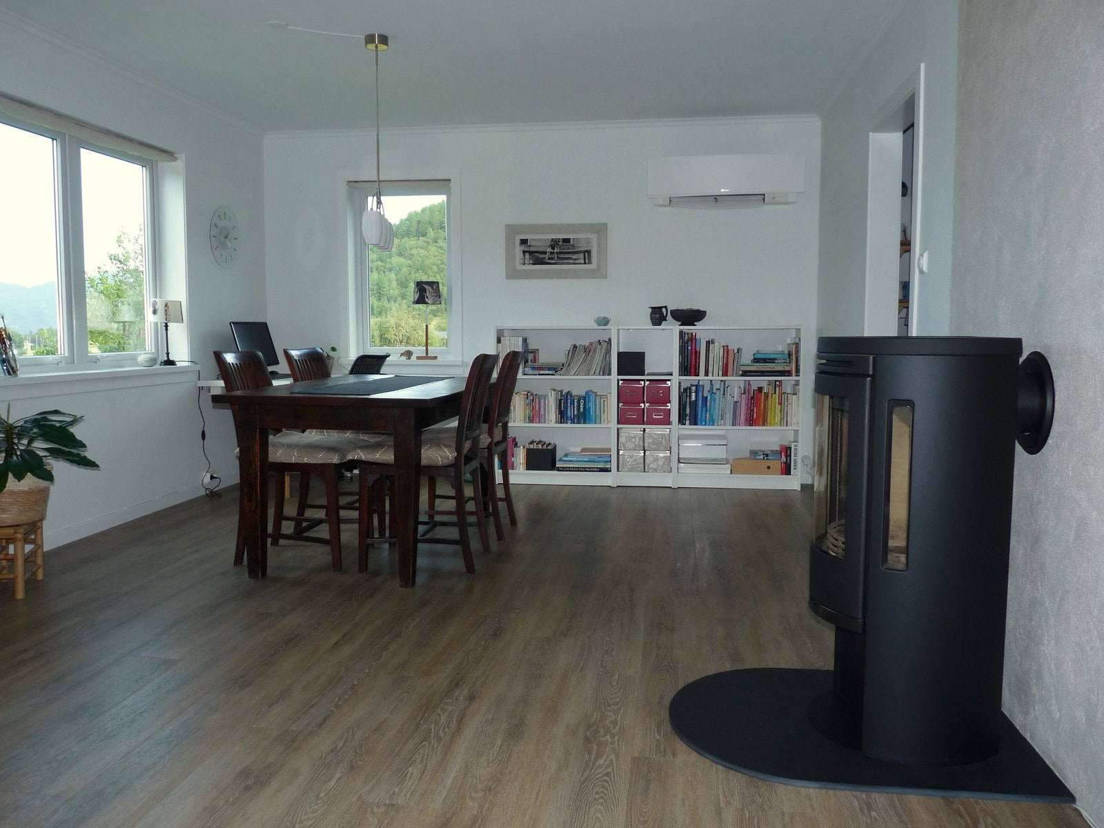 Daikin varmepumpe og Contura vedovn i stua Galleribilde