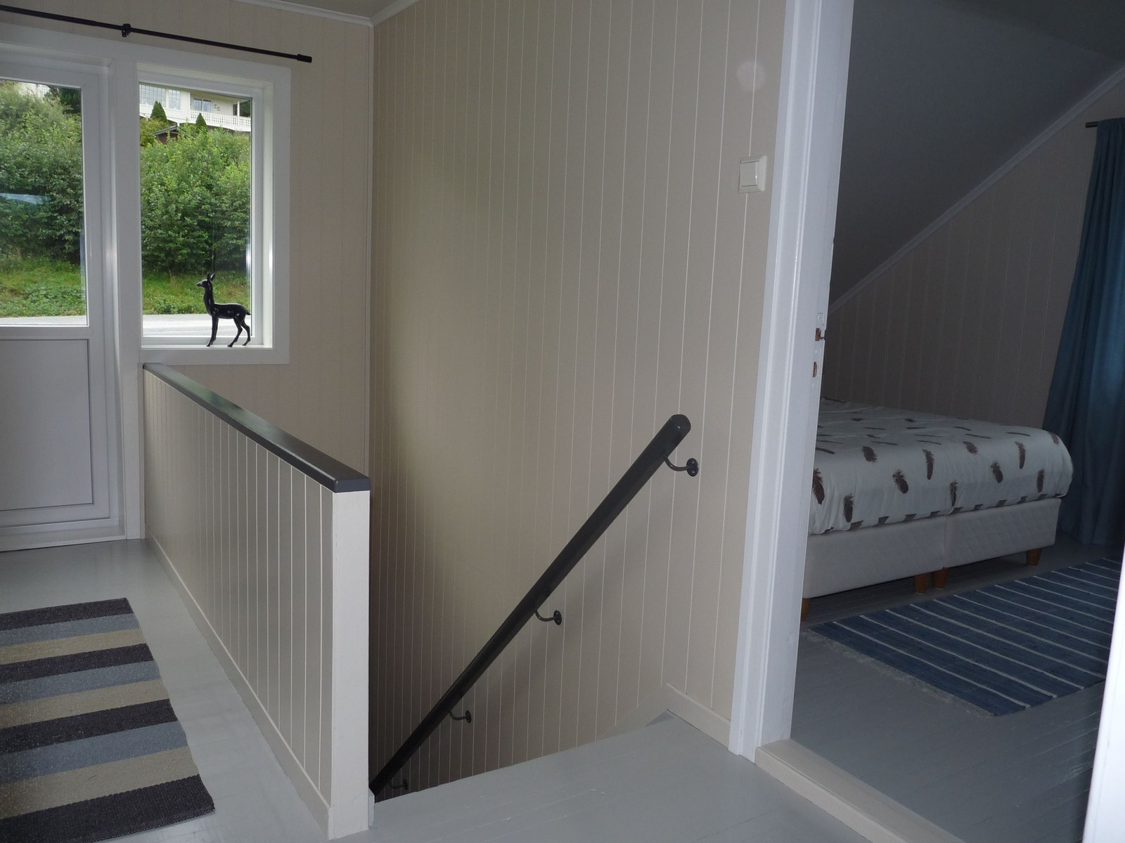 Trapp fra 1. etasje til loftsetasje og soverom 1 Galleribilde