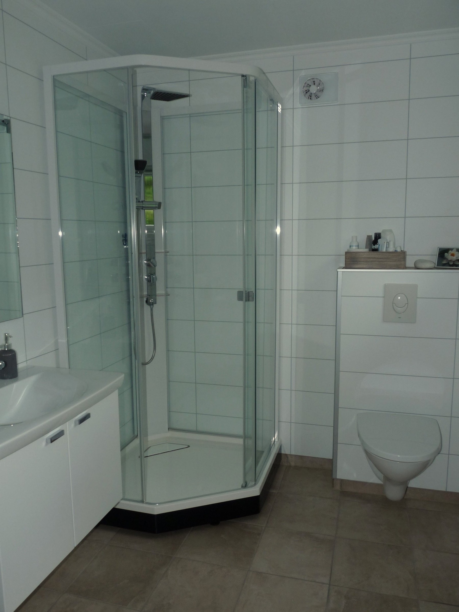 På badet finnes det Porsgrund dusjkabinett og toalett Galleribilde