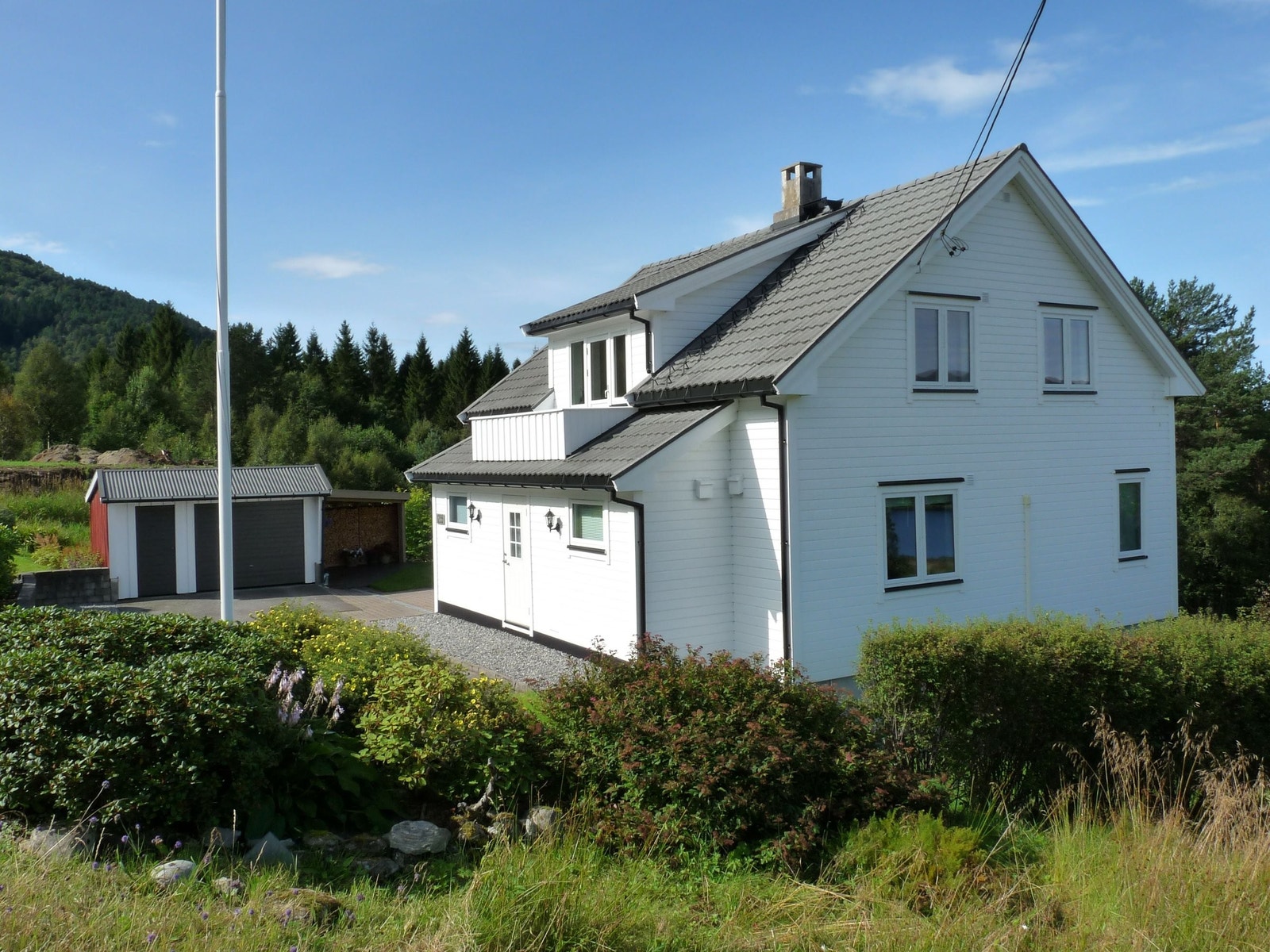 Oversiktsbilde med hus og garasje Galleribilde