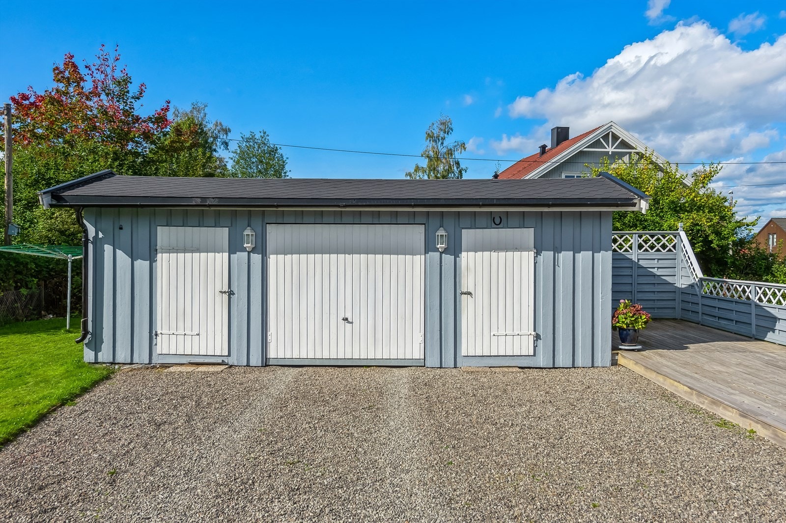 Garasje/uthus med en garasjeplass, vedbod og redskapsbod. Galleribilde