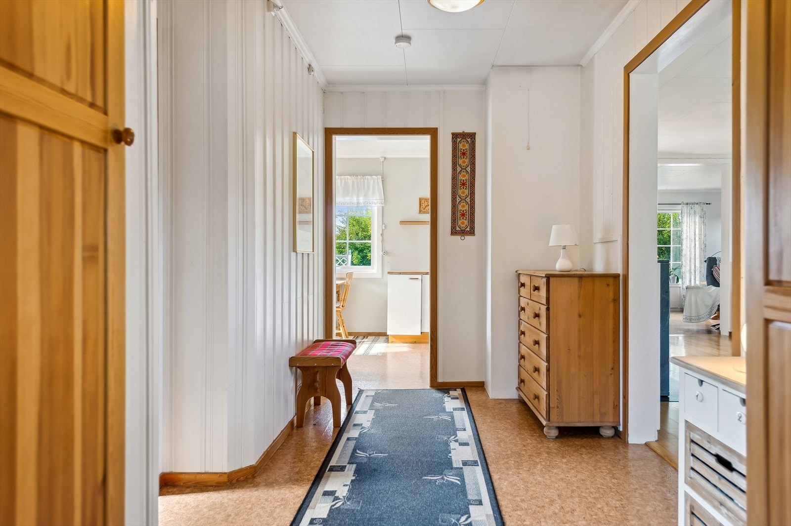 På innsiden venter en romslig gang med god plass for omkledning og oppbevaring av yttertøy. Galleribilde