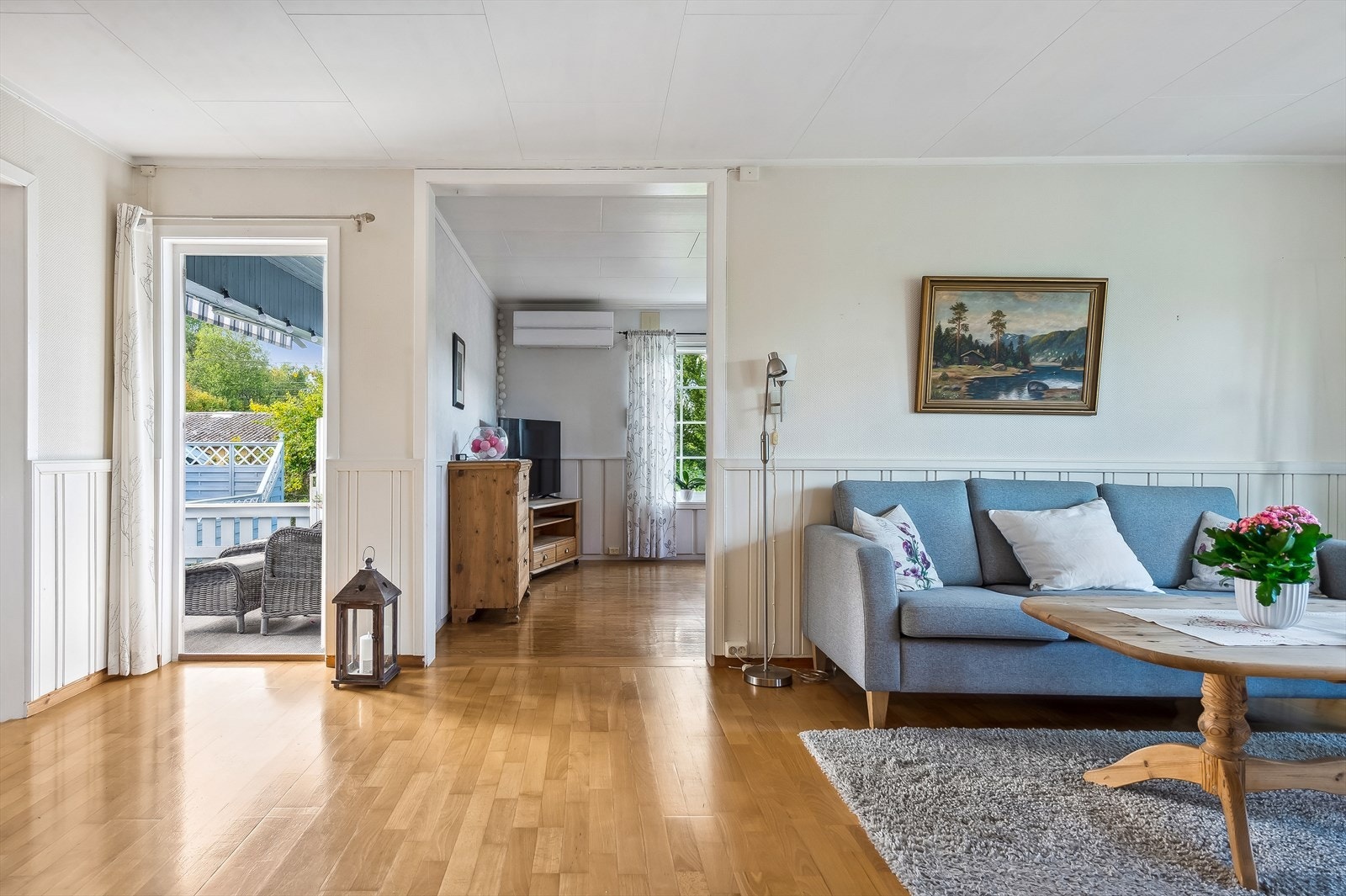 Videre er det utgang til terrassen, samt inngang til stue 2. Galleribilde