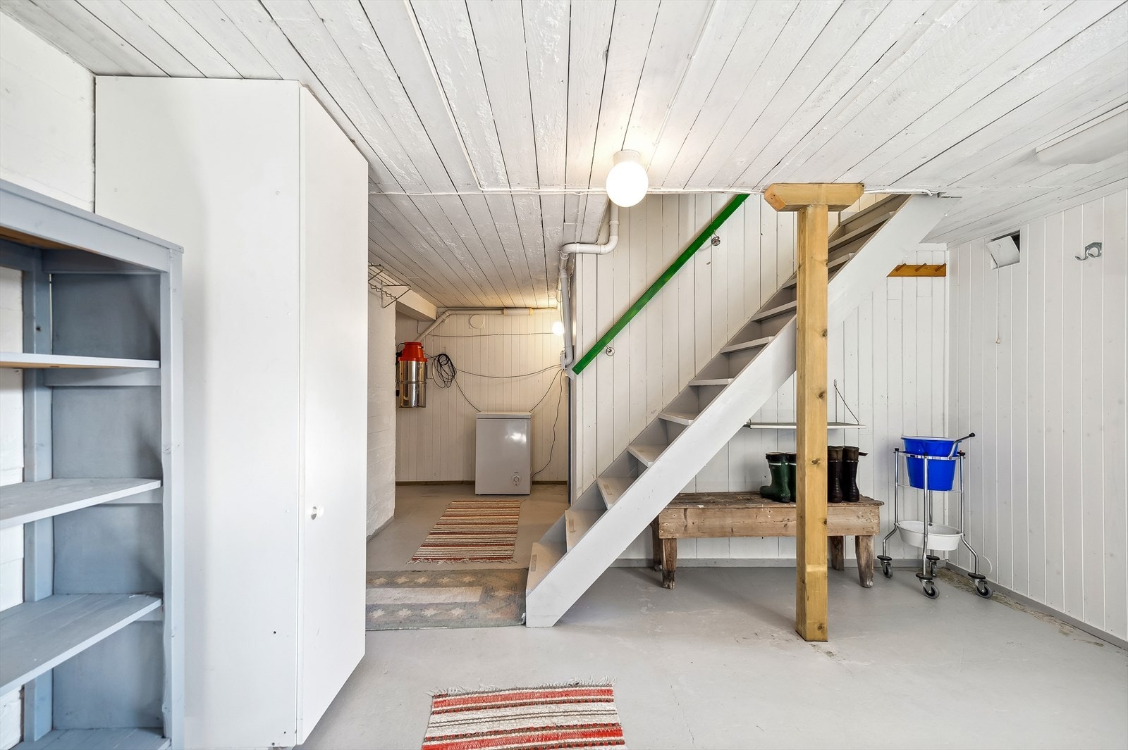 Boligen har en praktisk kjeller som er benyttet til soverom, vaskerom og boder. Galleribilde