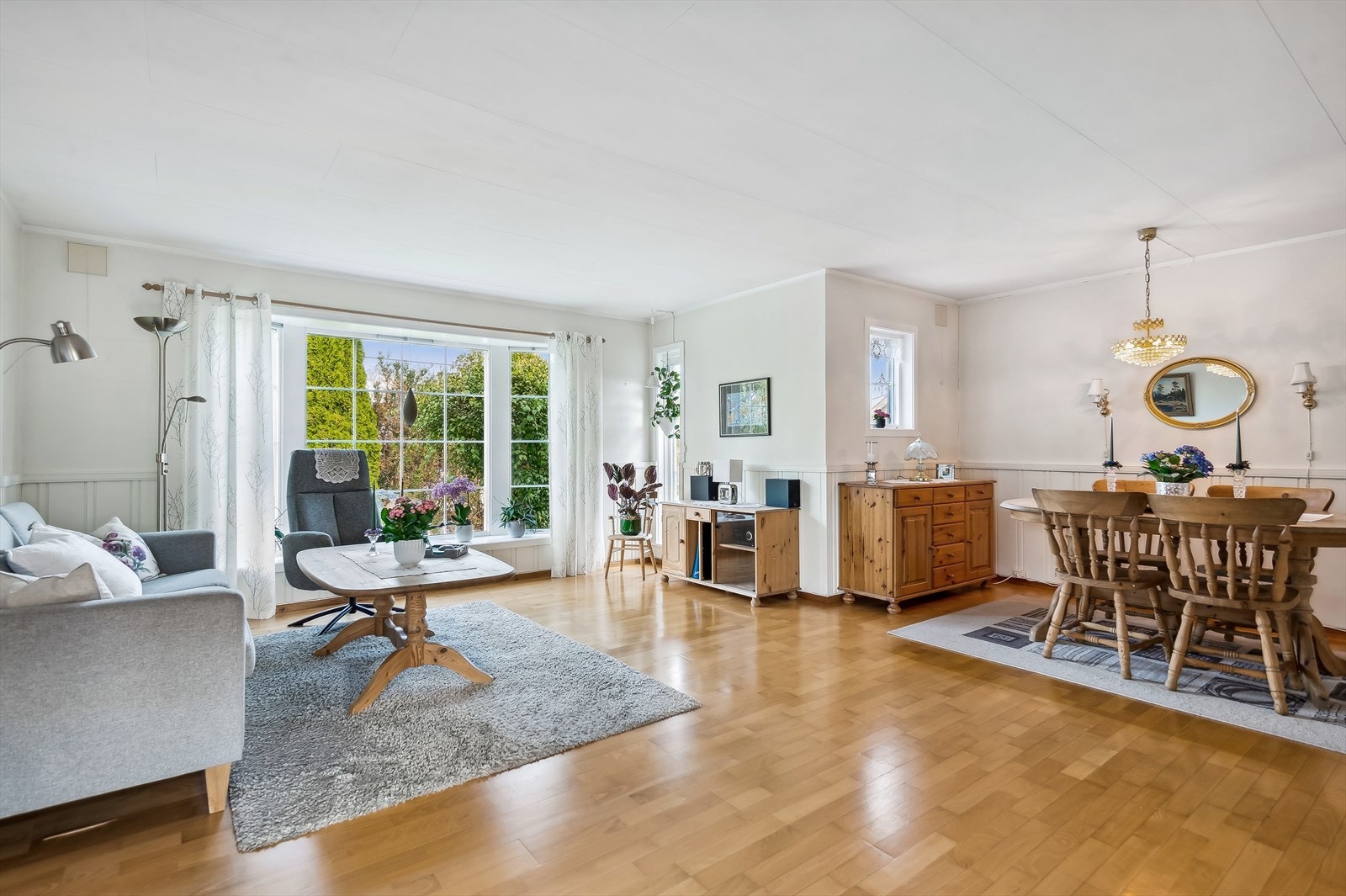 Gode vindusflater slipper inn rikelig med dagslys. Galleribilde