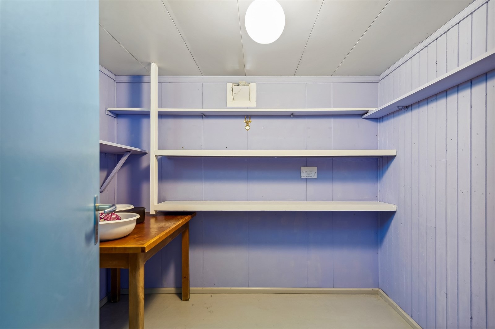 Matbod i kjeller. Galleribilde
