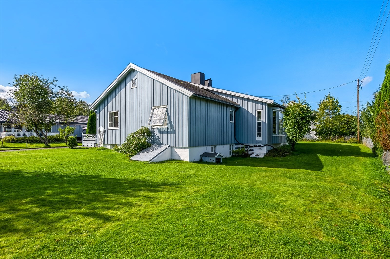 Eiendommen er solrik og pent opparbeidet. Galleribilde