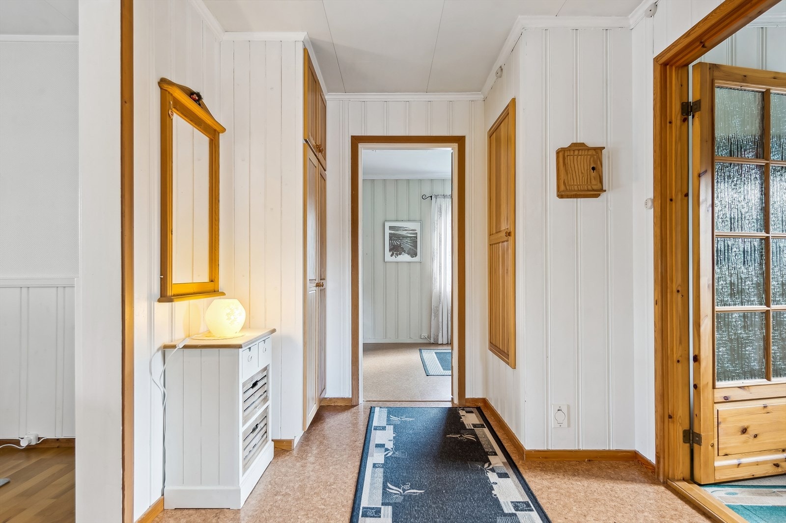 Fra gangen ledes vi inn til boligens baderom og soverom. Galleribilde
