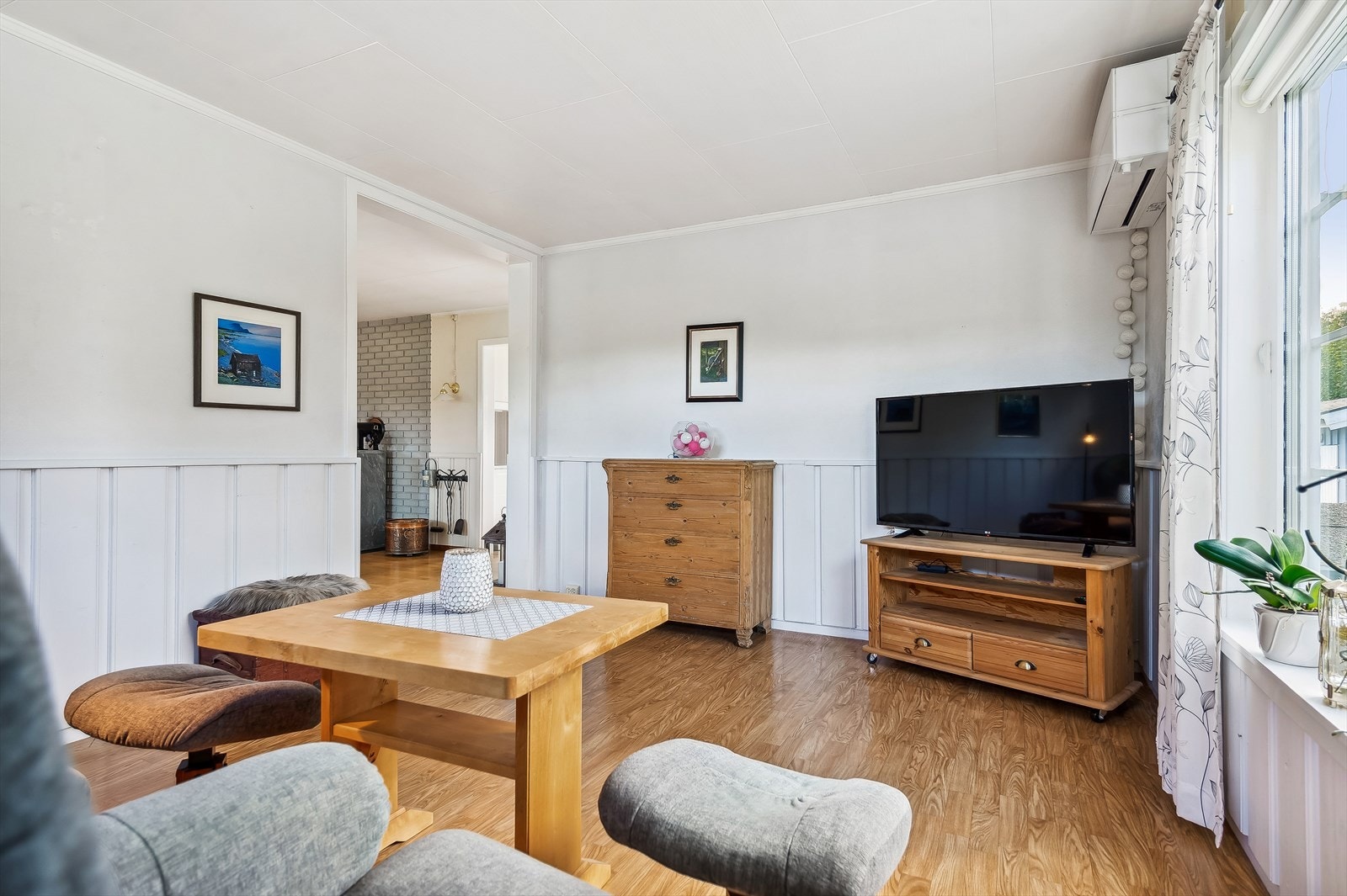 Stue 2 er benyttet som TV-stue. Rommet har luft-til-luft varmepumpe. Galleribilde