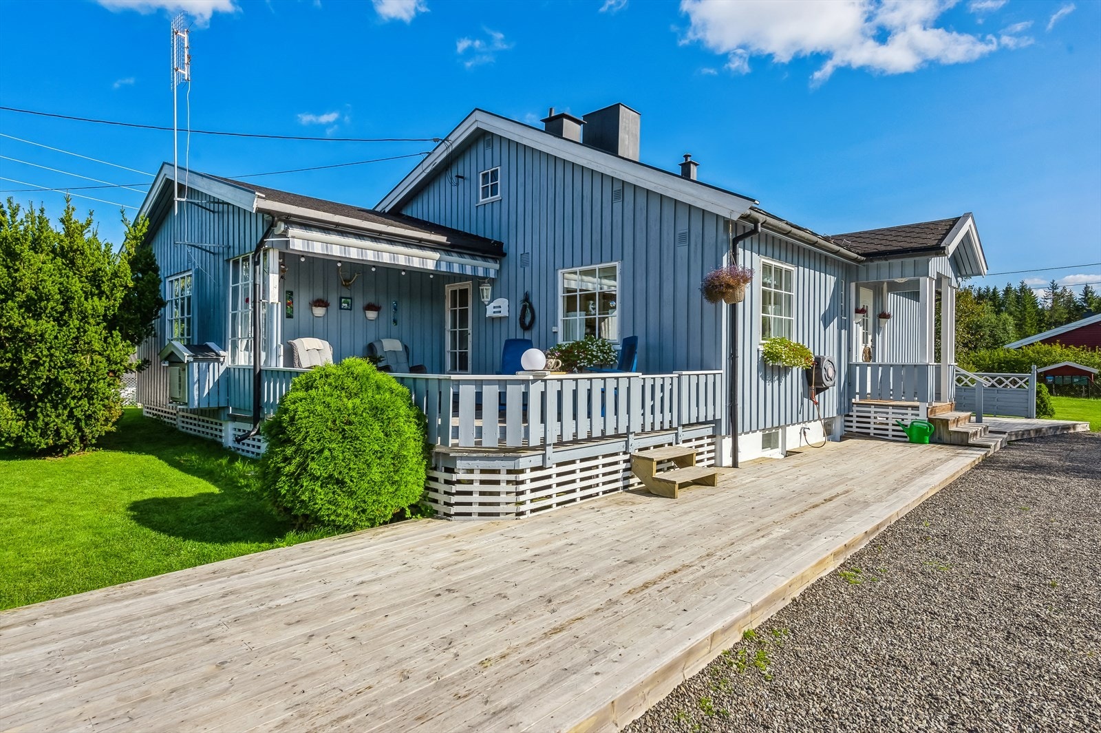 Pent opparbeidet med terrasse, platting, plen og diverse beplantning. Galleribilde