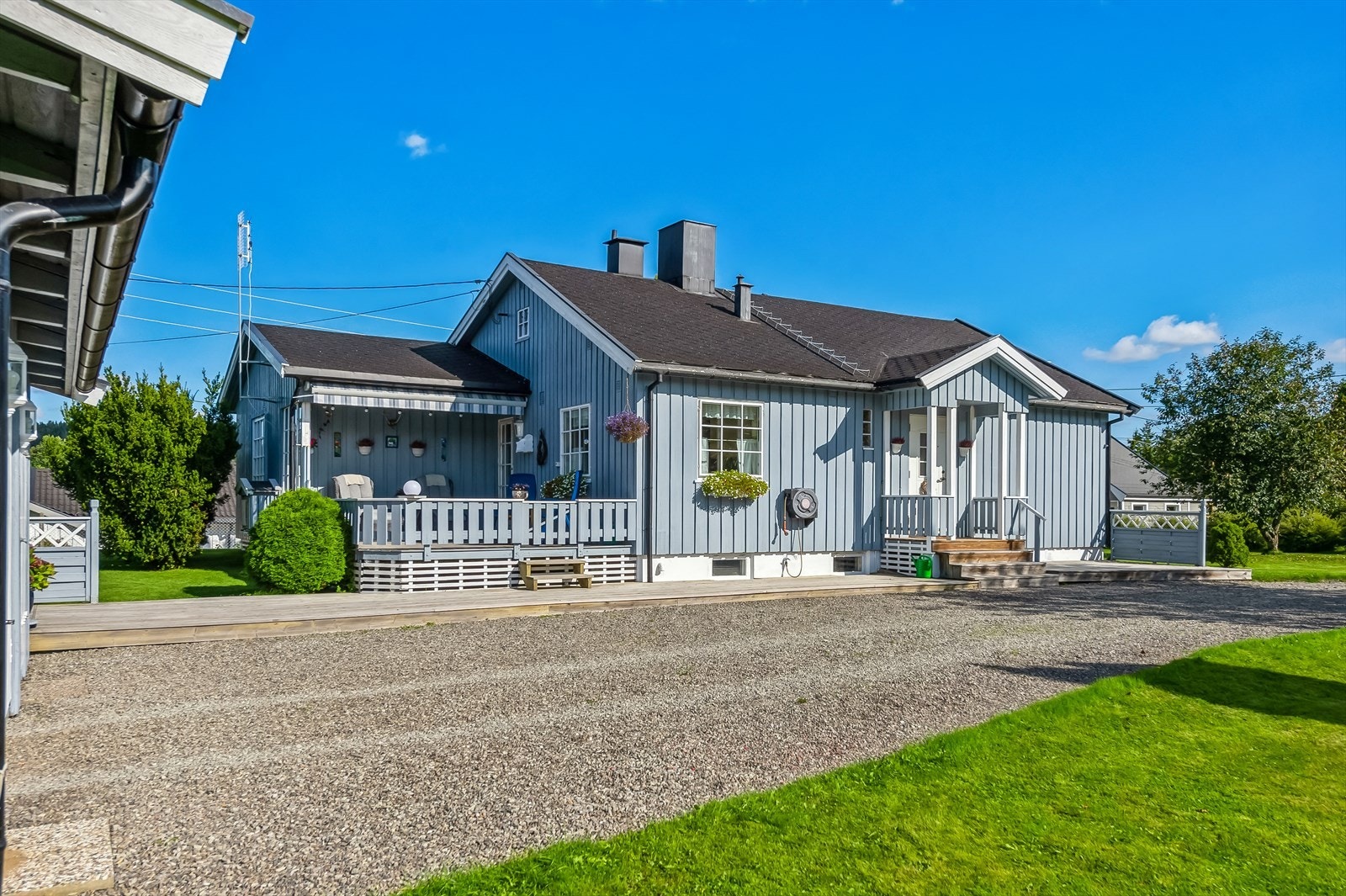 Eiendommen har gode solforhold og flotte uteplasser. Galleribilde