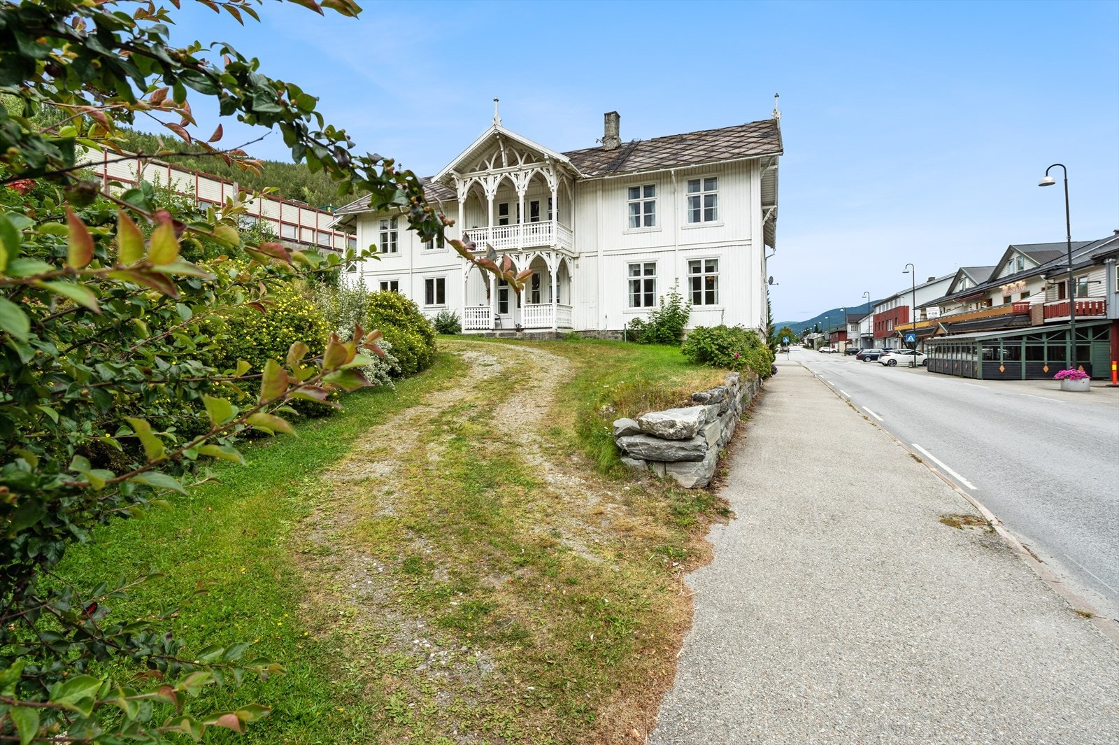 Innkjørsel hoveddel nord for huset Galleribilde