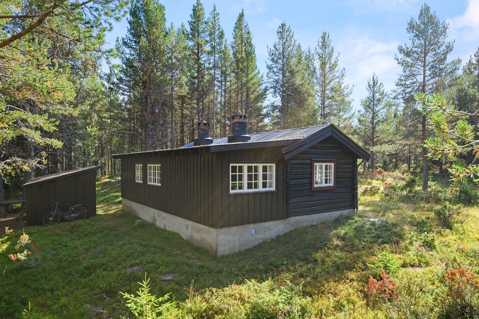 Koslig tømmerhytte med nyere påbygg. Galleribilde