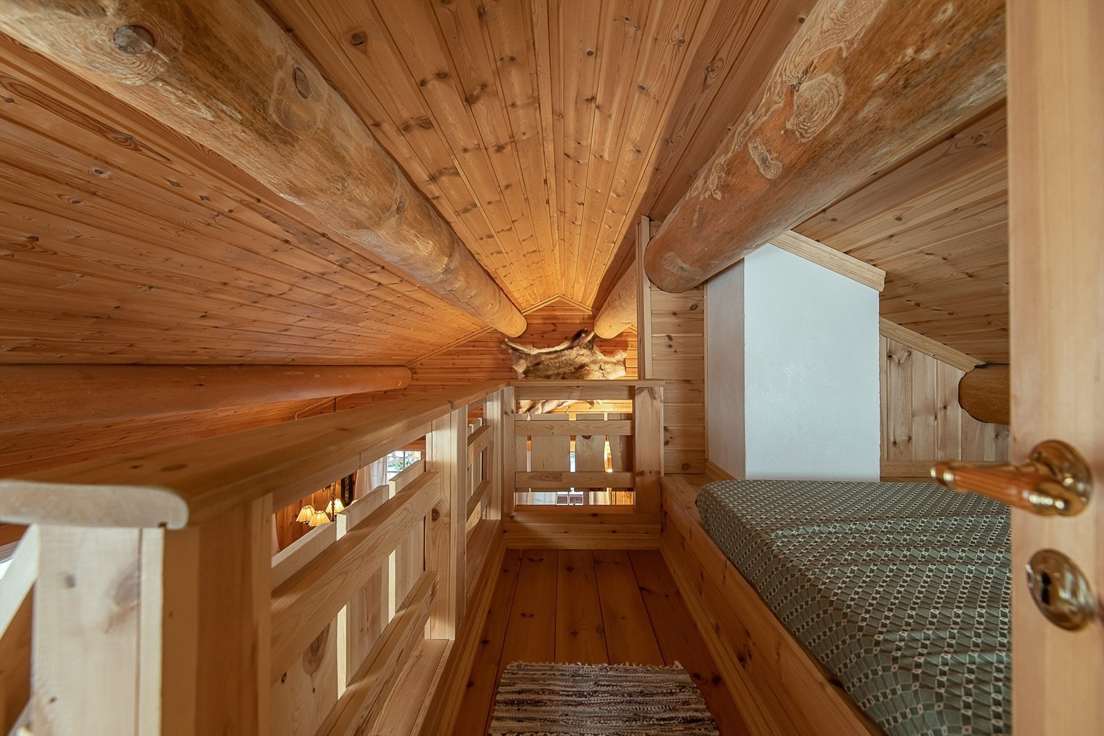 Fra hems (lille målbart areale pga lav takhøyde og har ikke godkjent rømning, vindu er for lite, hvis det skal brukes som oppholdsrom anbefales det tiltak). Galleribilde