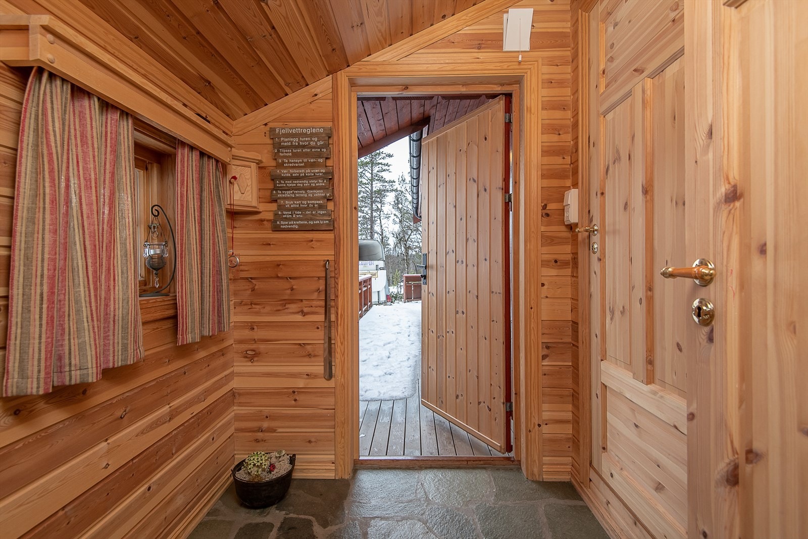 Gang med robust skifergulv med gulvkabler Galleribilde