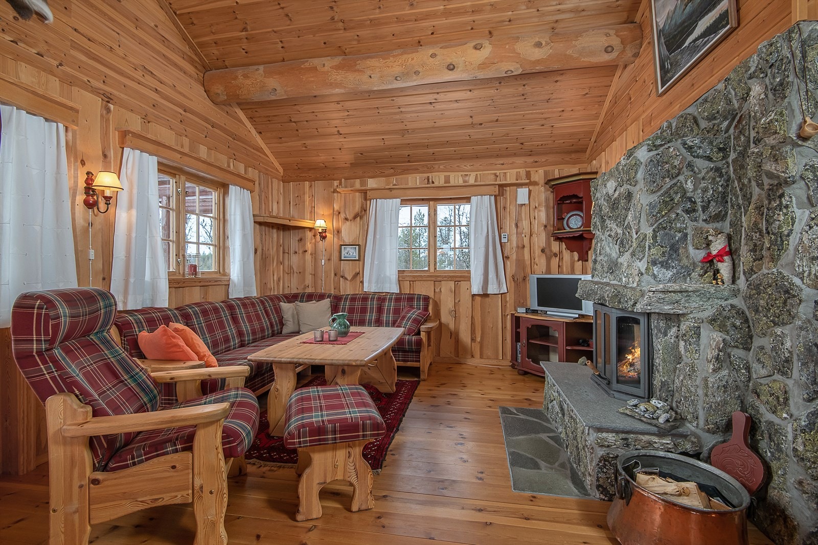 Koselig sofakrok med innsyn til peis. Galleribilde