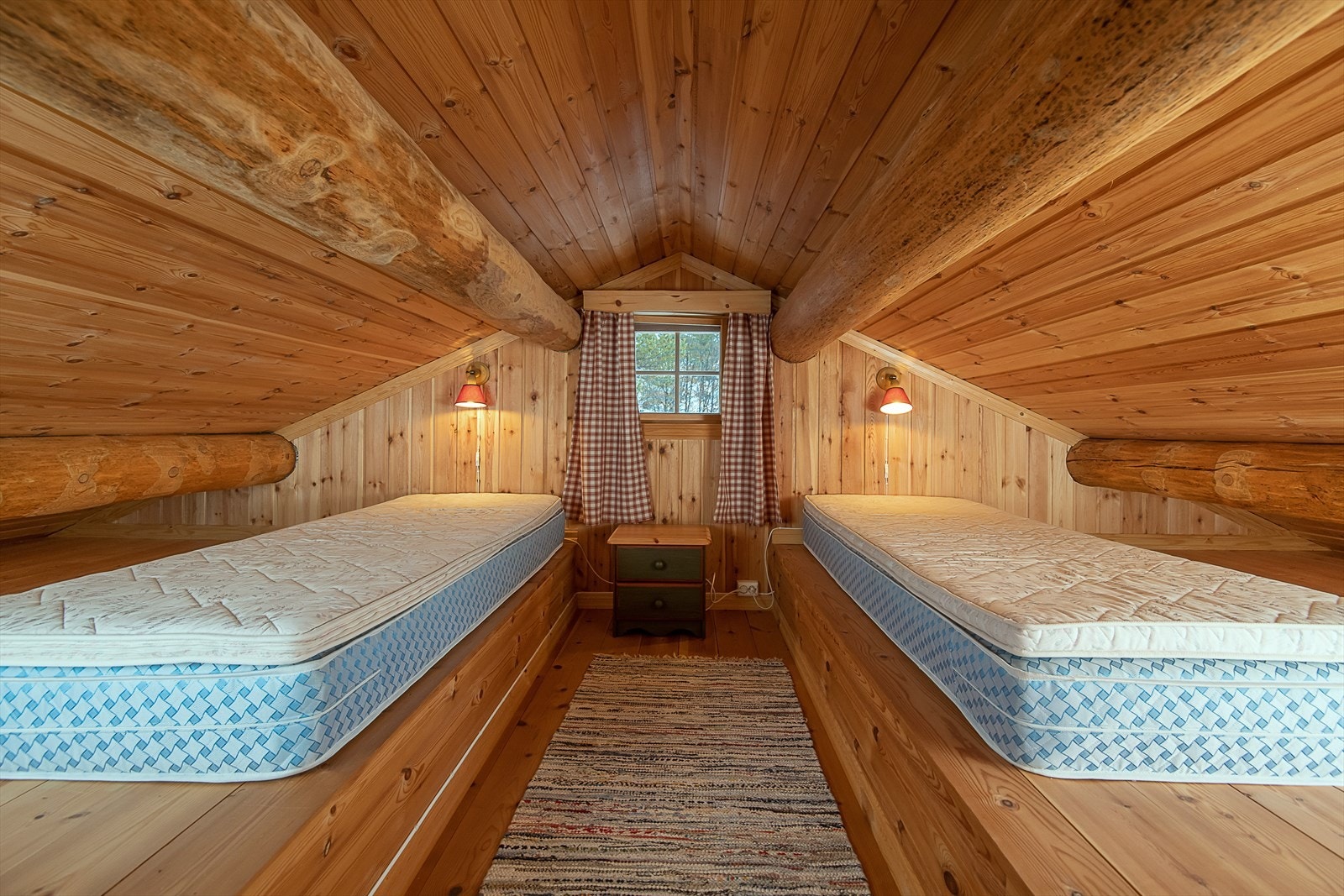 Fra hems (lille målbart areale pga lav takhøyde og har ikke godkjent rømning, vindu er for lite, hvis det skal brukes som oppholdsrom anbefales det tiltak). Galleribilde