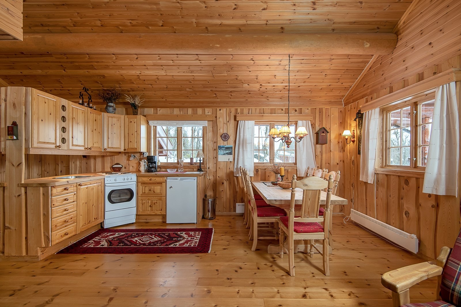 Kjøkken og stue i åpen løsning. Galleribilde