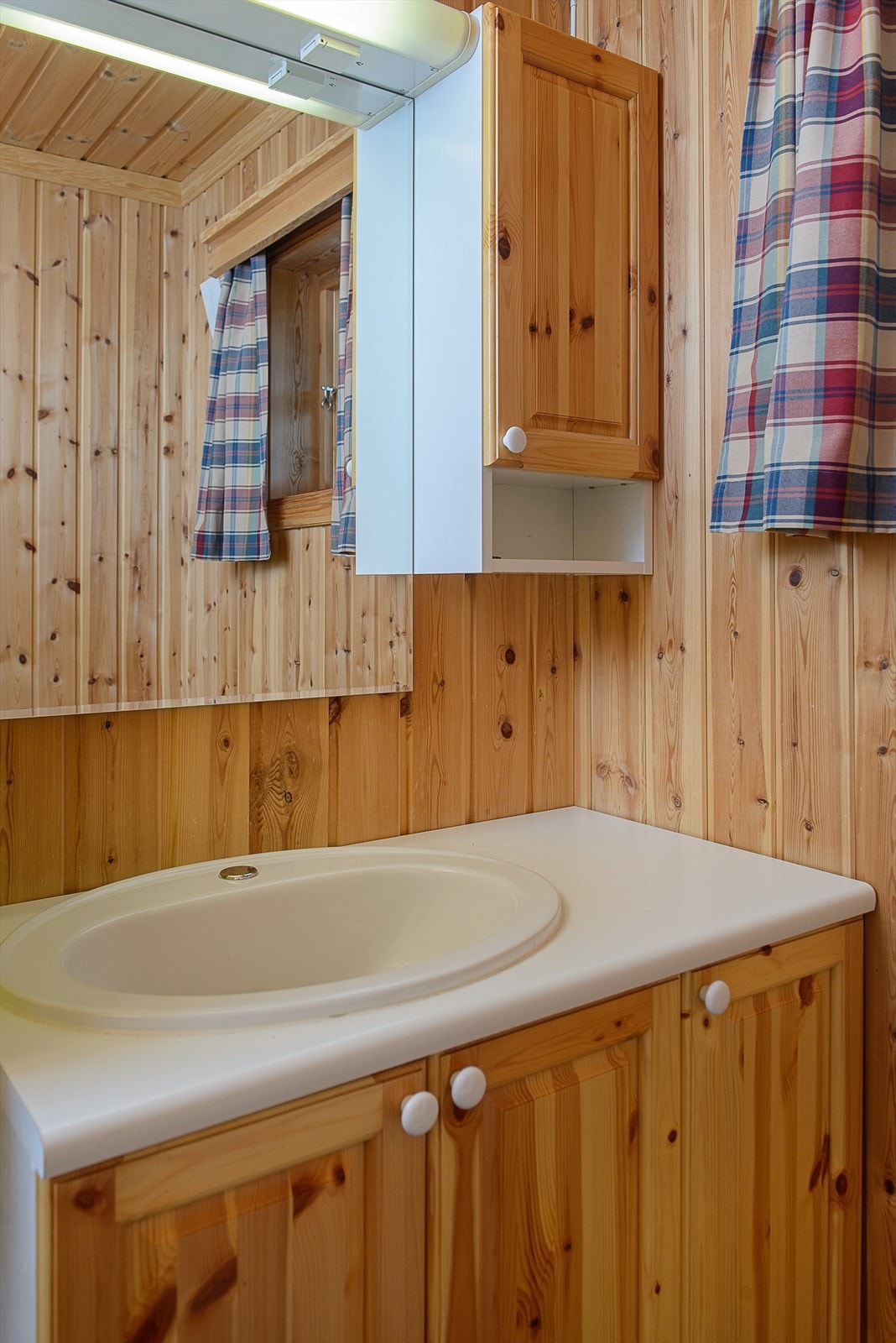 Stellerom har innredning med servantskap Galleribilde