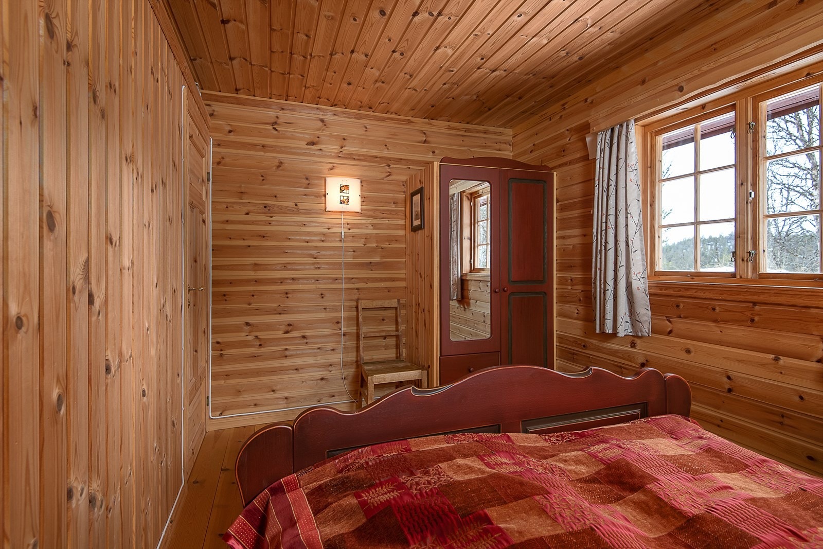 Soverom nr1 har garderobeskap og dobbelseng Galleribilde