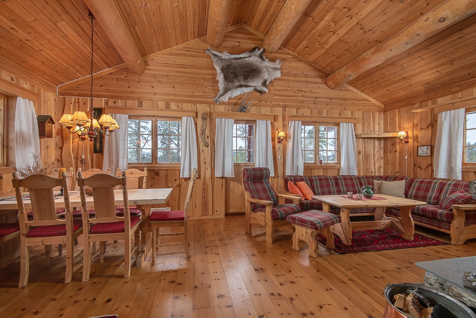 Lys og romslig stue med utgang til delvis overbygget terrasse Galleribilde