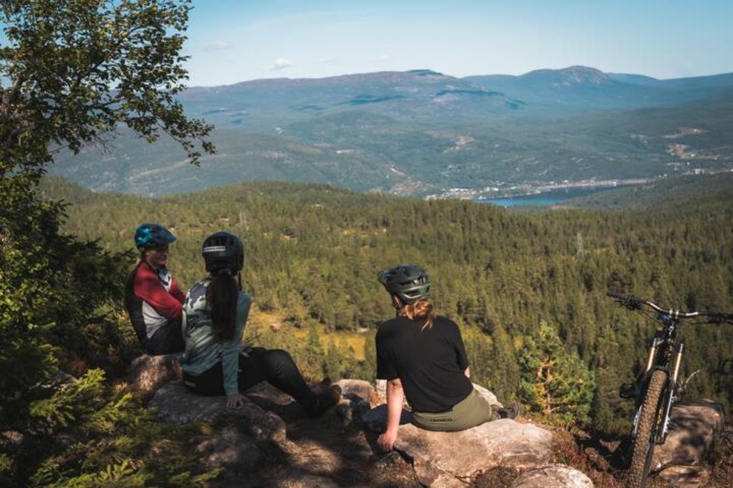 Sykkelstien Forkbeard byr på spektakulær sykling, og like spektakulær utsikt over Krøderen. Foto: Hunnalvatn Media Galleribilde