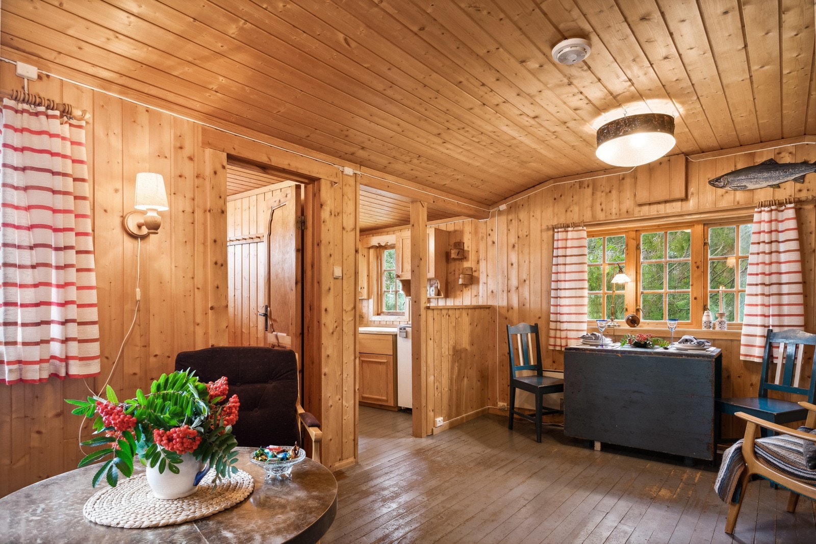 Plass til både sofakrok og spisegruppe på stua. Galleribilde