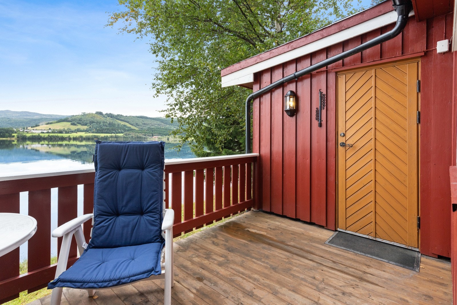 Flott terrasse med fantastisk utsikt over Selbusjøen, samt svært gode solforhold. Galleribilde