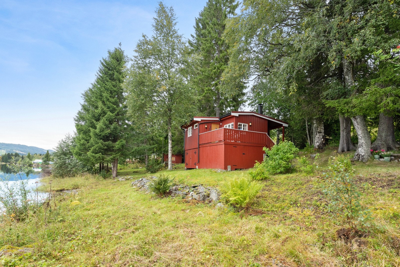 Eiendommen har en romslig tomt på 894 kvm, med blant annet strandlinje. Galleribilde