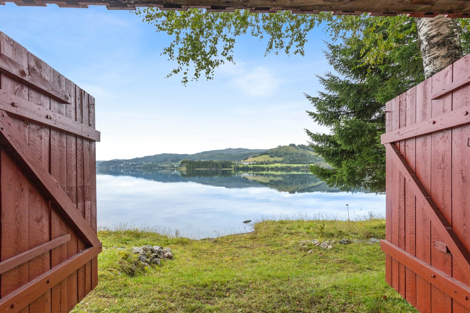 Eiendommen har eget naust under hytta. Galleribilde