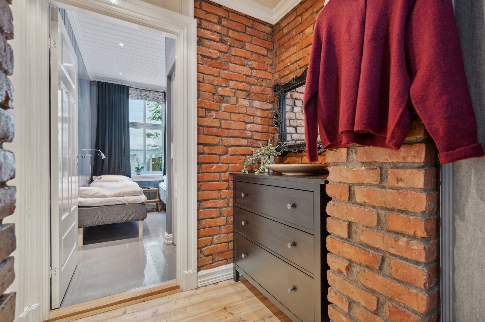 Soverommet vender ut mot en rolig bakgård. Galleribilde