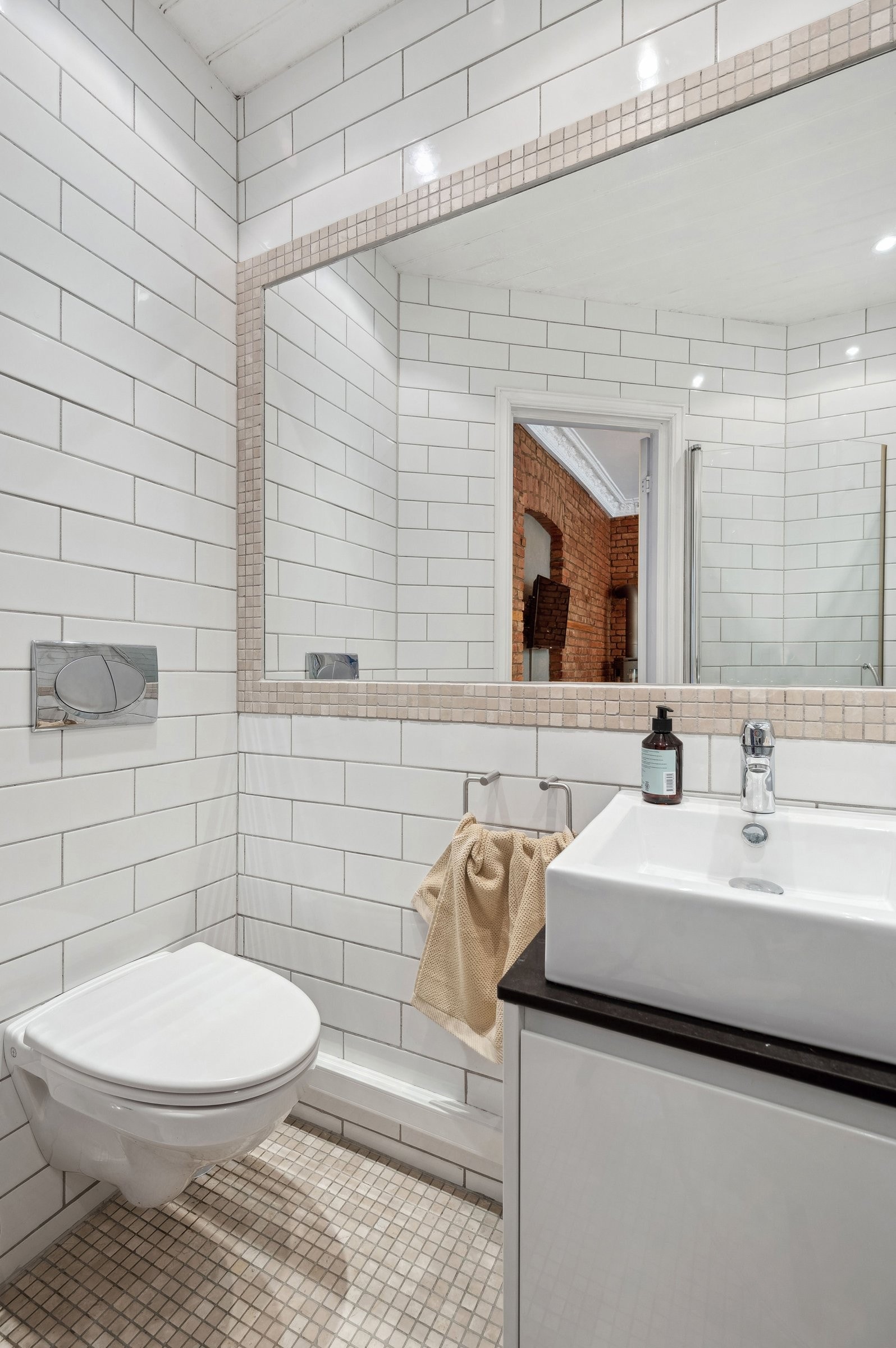 Stort innmurt speil. Galleribilde