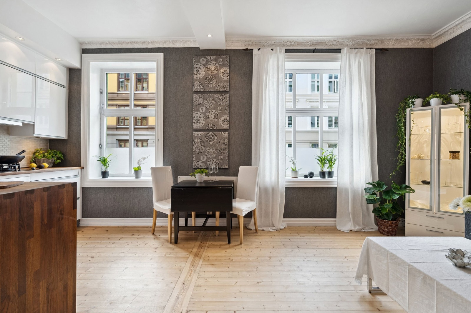 Stuen er lys og romslig med store vindusflater som gir rikelig med naturlig dagslys. Galleribilde