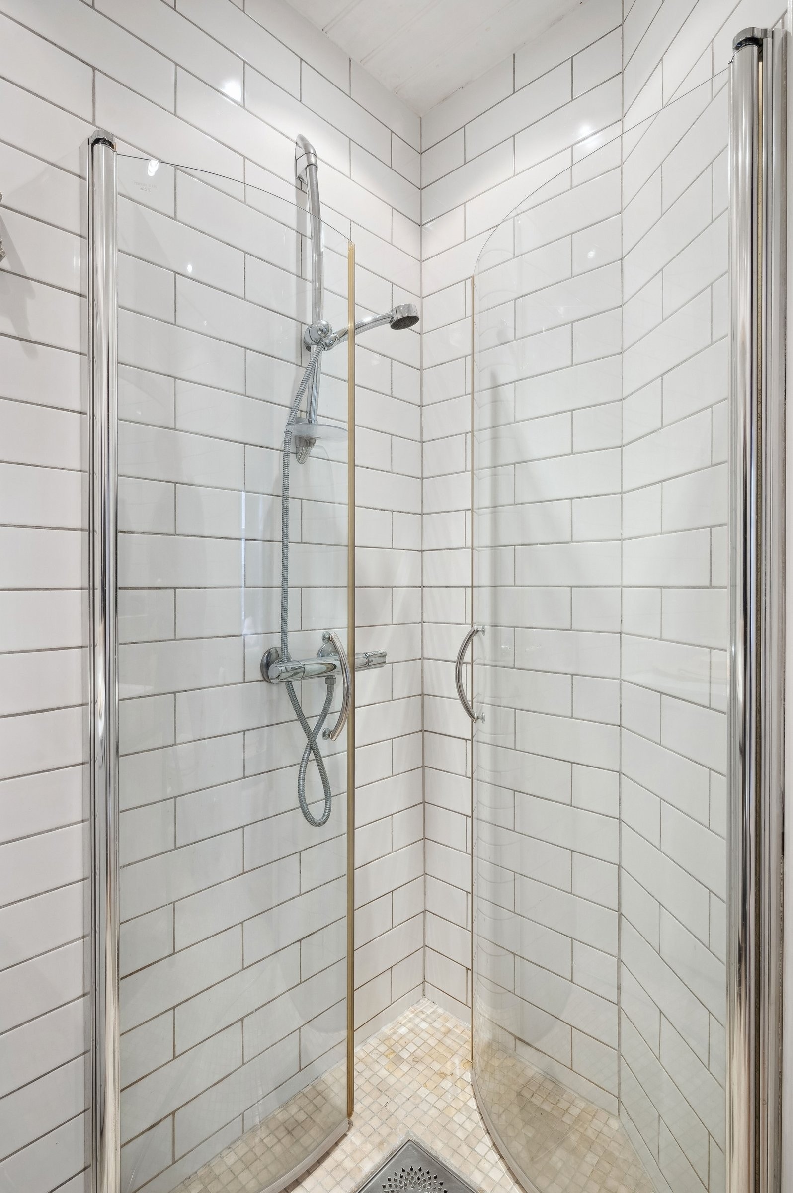 Dusjdørene kan slås inn slik at det blir litt romsligere. Galleribilde