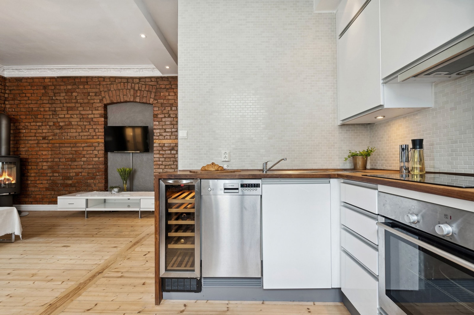 Alle hvitevarer følger med inklusive vinskap. Galleribilde