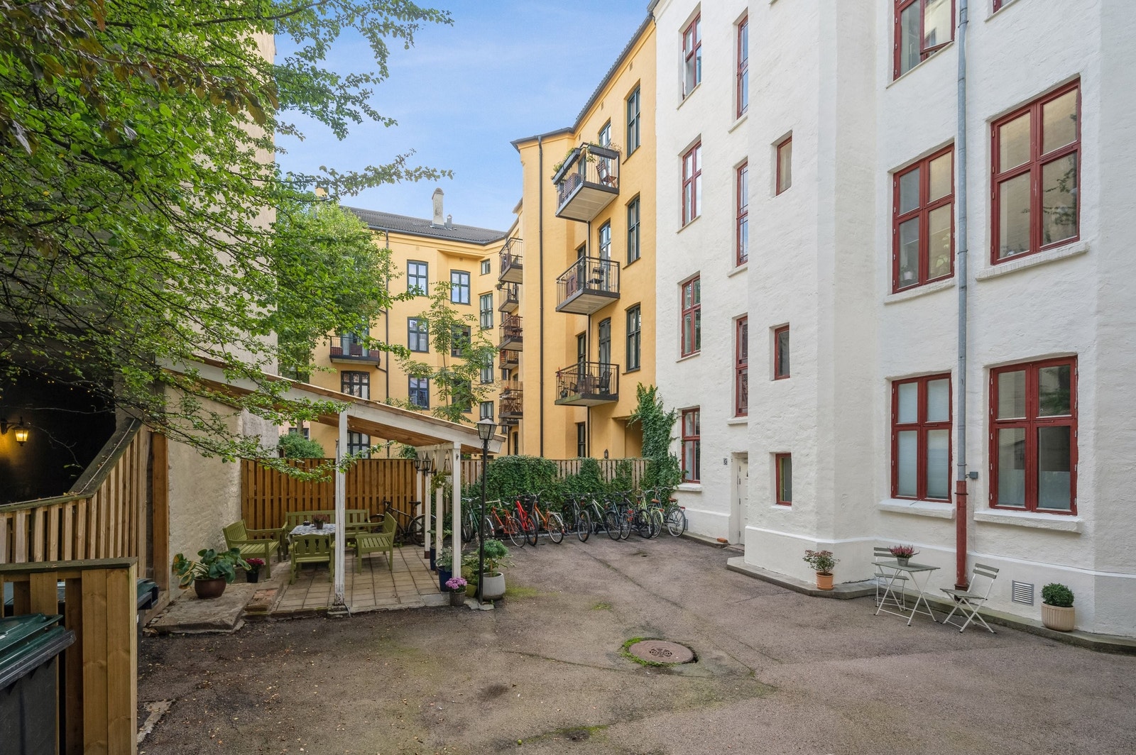 Hyggelig bakgård. Galleribilde