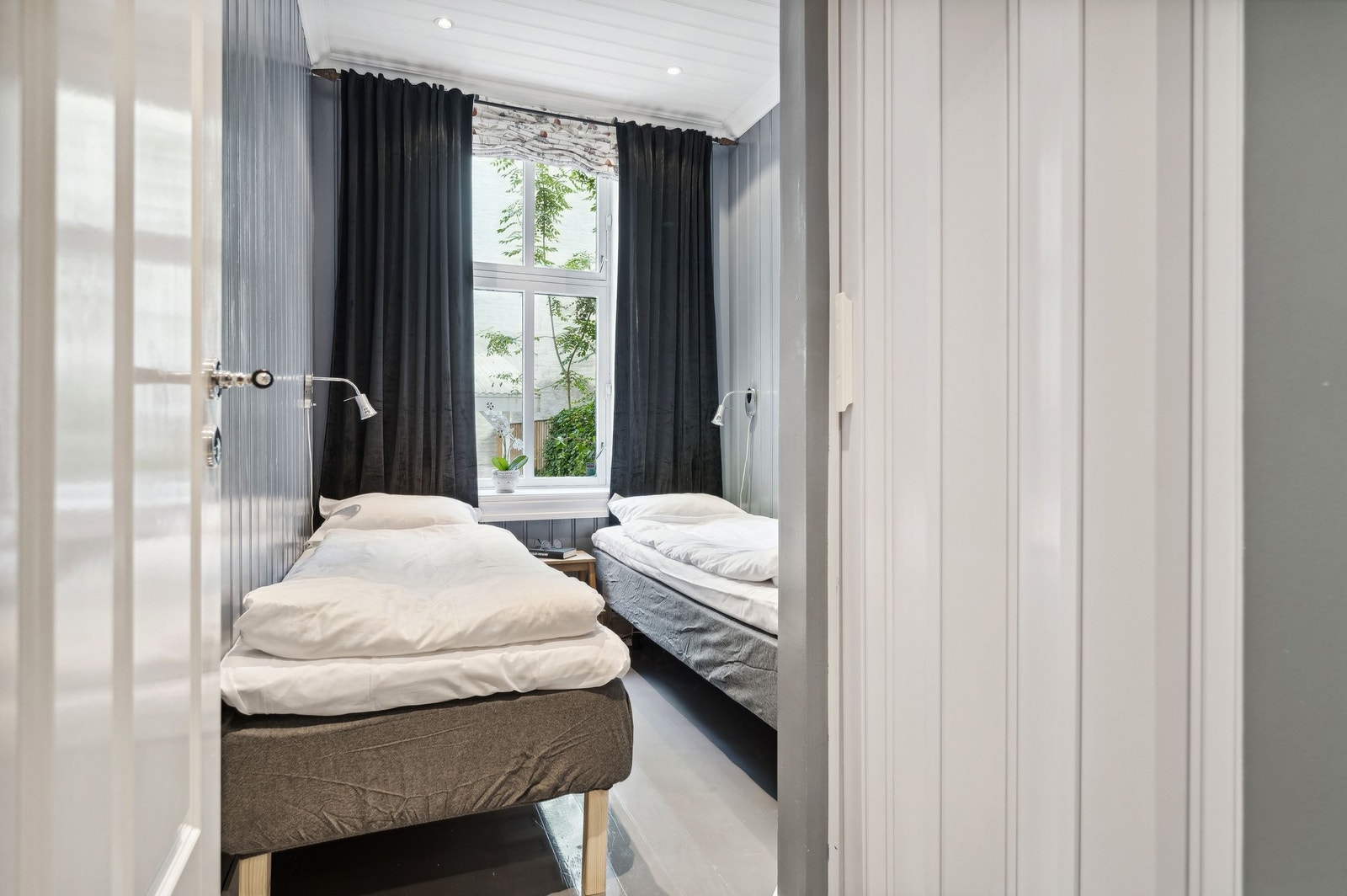 Plass til dobbeltseng. Rommet er 2.05 m bredt. Galleribilde