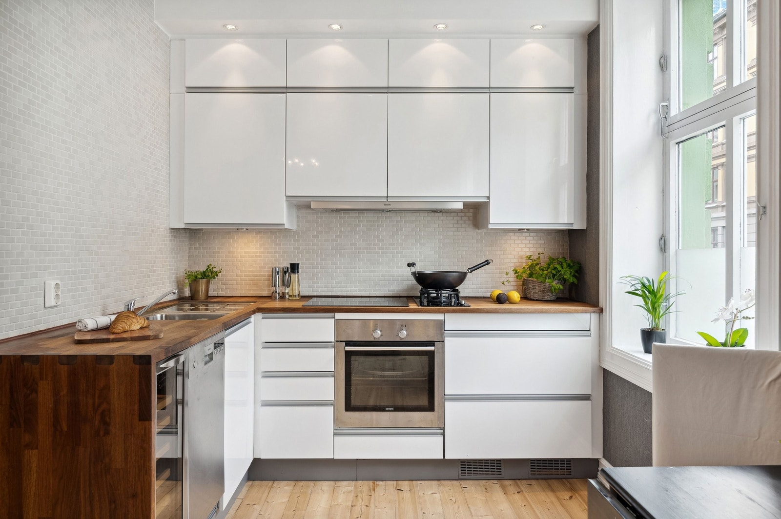 Kjøkkenet har Norcool kjøleskuff fra 2022. Galleribilde