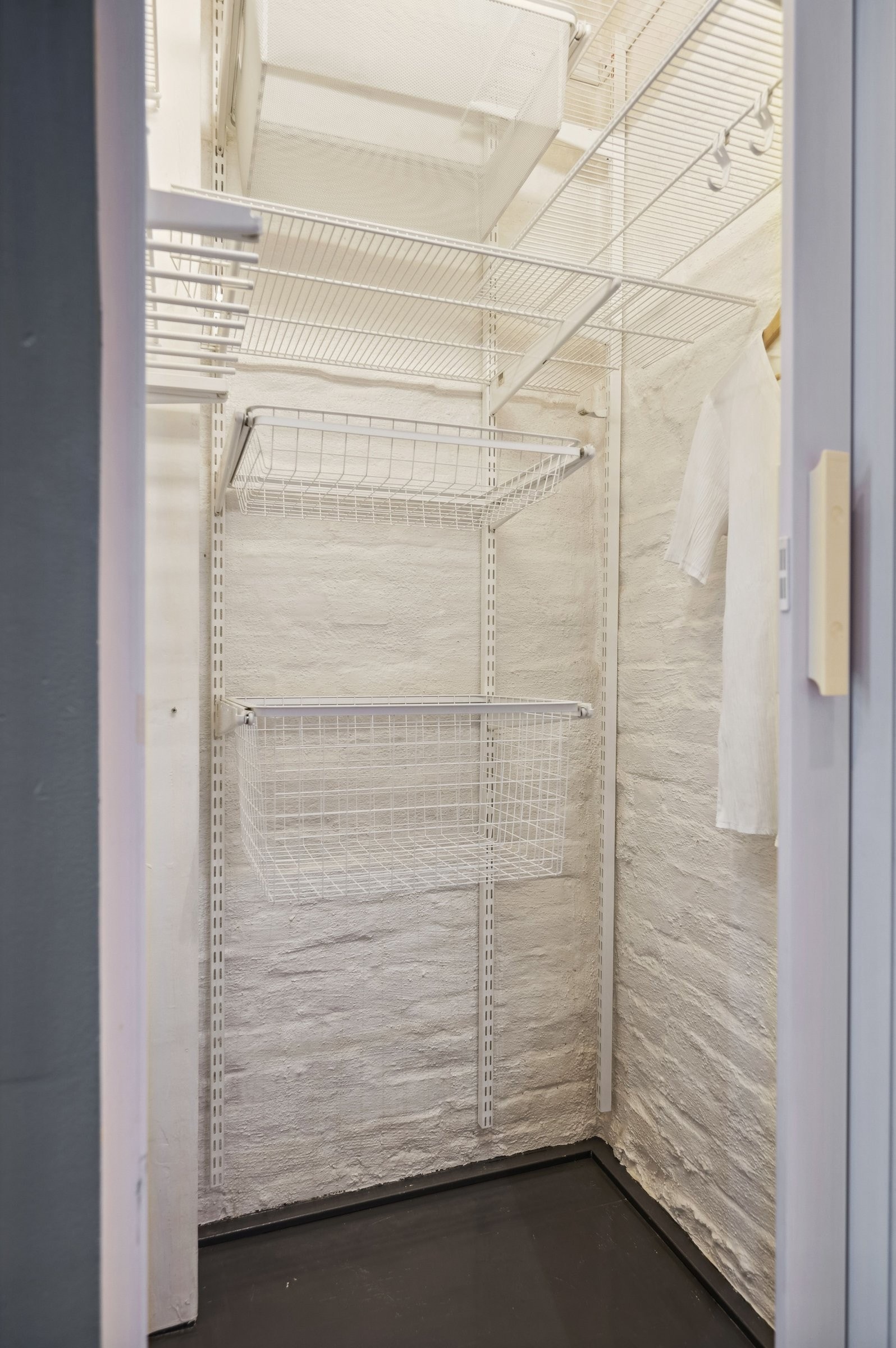 Walk-in garderobe med god takhøyde for oppbevaring. Galleribilde