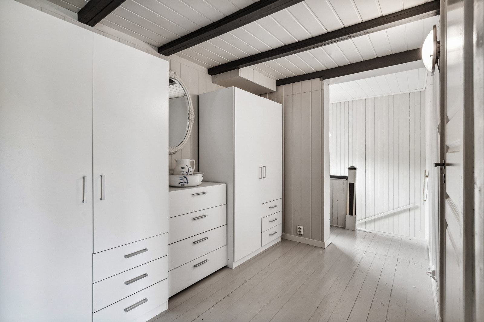 Gang i 2. etasje med smart garderobeløsning. Galleribilde