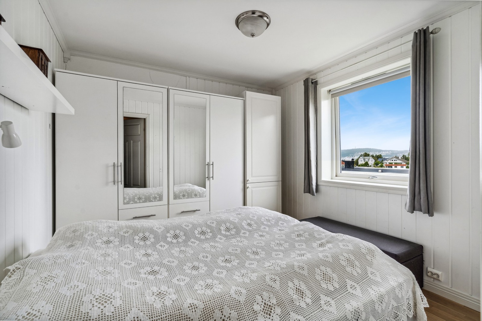 Soverom med plass til dobbeltseng og garderobeløsning. Galleribilde